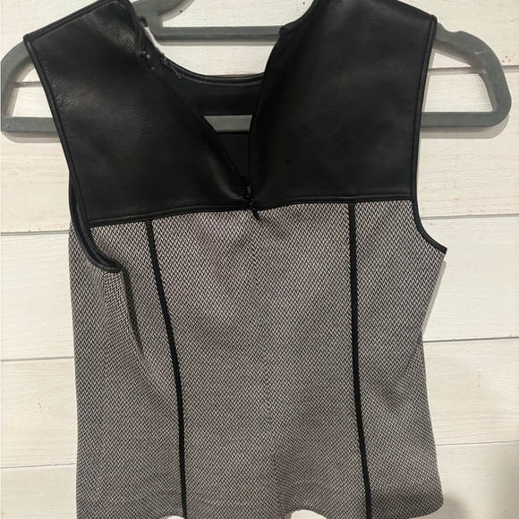 Theory Modern Seamed Shell
Leather Detailing Black and Gray in size 0 - Picture 14 of 14